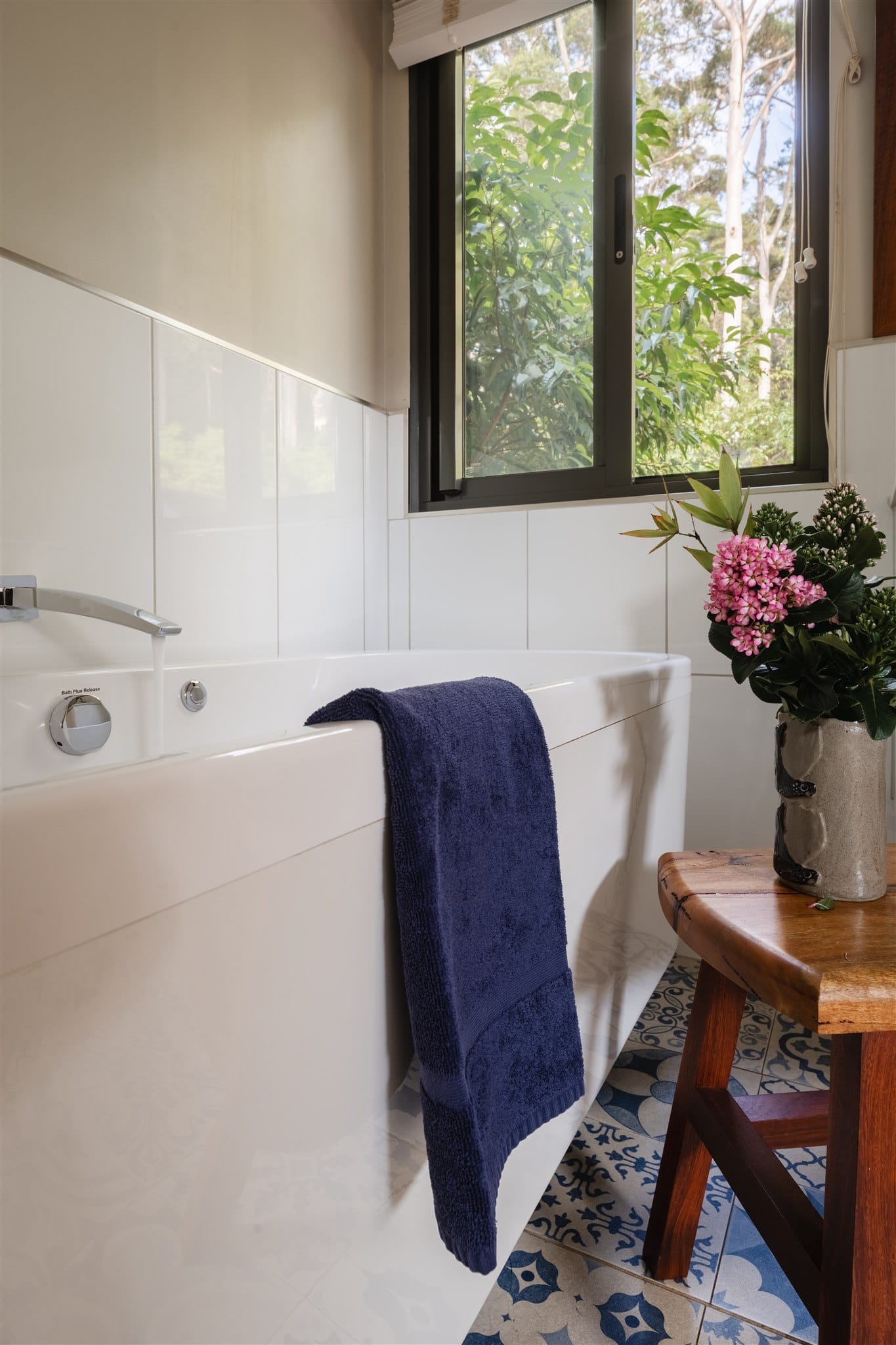 Hydrotherapy bath with window to the forest